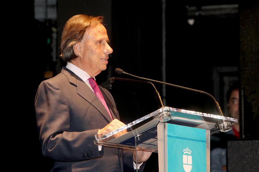Gala de Deporte 2018 -  Imagen del alcalde García de Vinuesa desde el el escenario dirigiéndose a las personas asistentes a la gala.