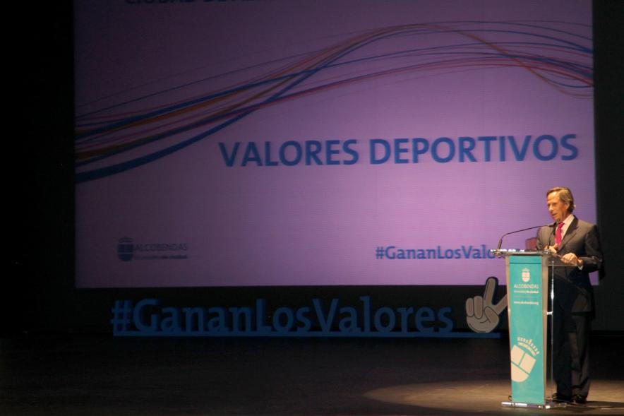 Gala de Deporte 2018 -  Imagen lejana del alcalde García de Vinuesa desde el el escenario dirigiéndose a las personas asistentes a la gala.