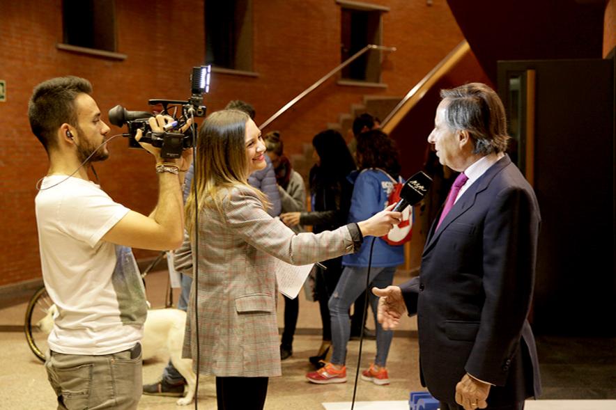 Gala de Deporte 2018 - Imagen del alcalde García de Vinuesa siendo entrevistado a la entrada al teatro.