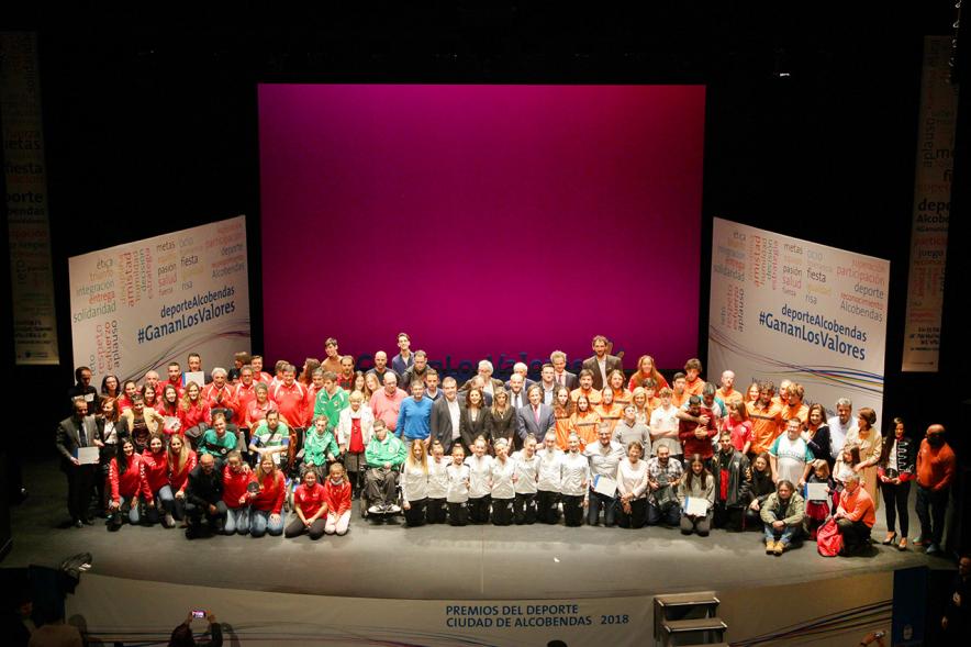 Gala de Deporte 2018 - Imagen cenital de todos los homenajeados en la gala en el escenario.