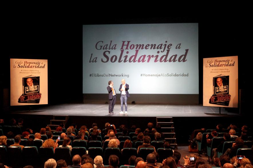 Gala Homenaje a la Solidaridad - Imagen del escenario donde están el mago More y el empresario Cipri Quintas, autor del libro ‘Libro del networking’.