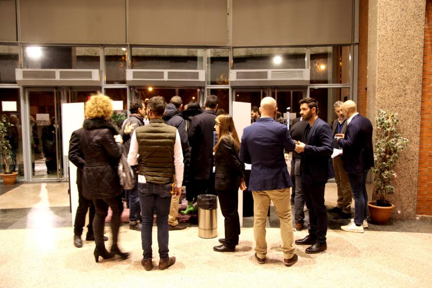 Gala Homenaje a la Solidaridad - Imagen de personas en el hall del teatro.