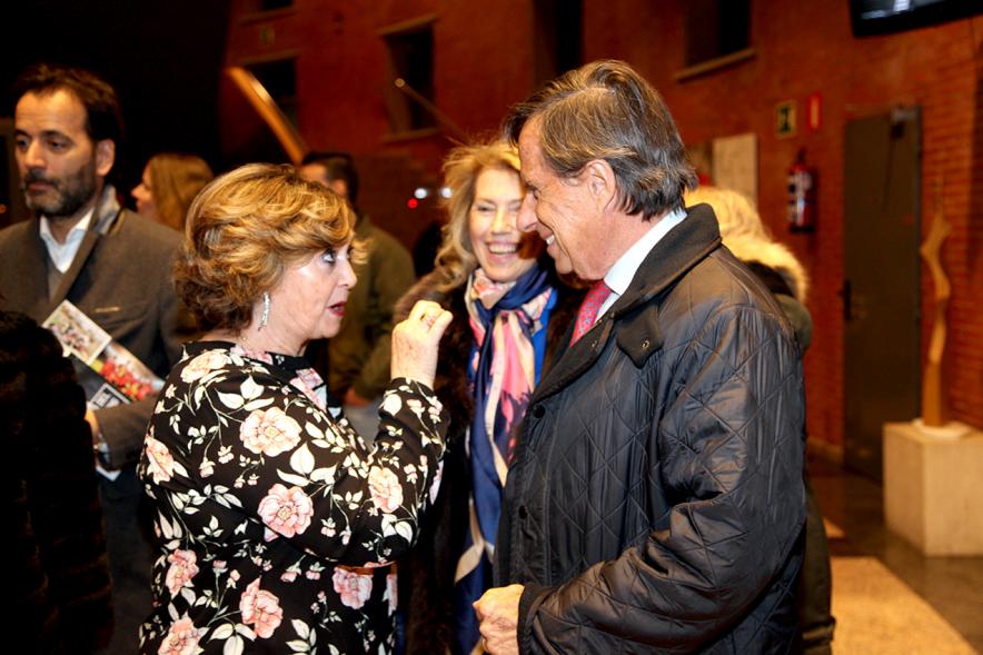 Gala Homenaje a la Solidaridad - Imagen del alcalde García de Vinuesa en el hall del Teatro saludando a una persona.
