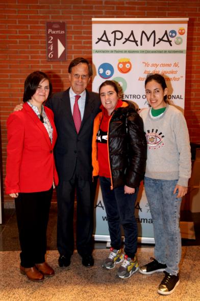 Gala Homenaje a la Solidaridad - Imagen del alcalde García de Vinuesa posando junto a unas personas en el hall del teatro.