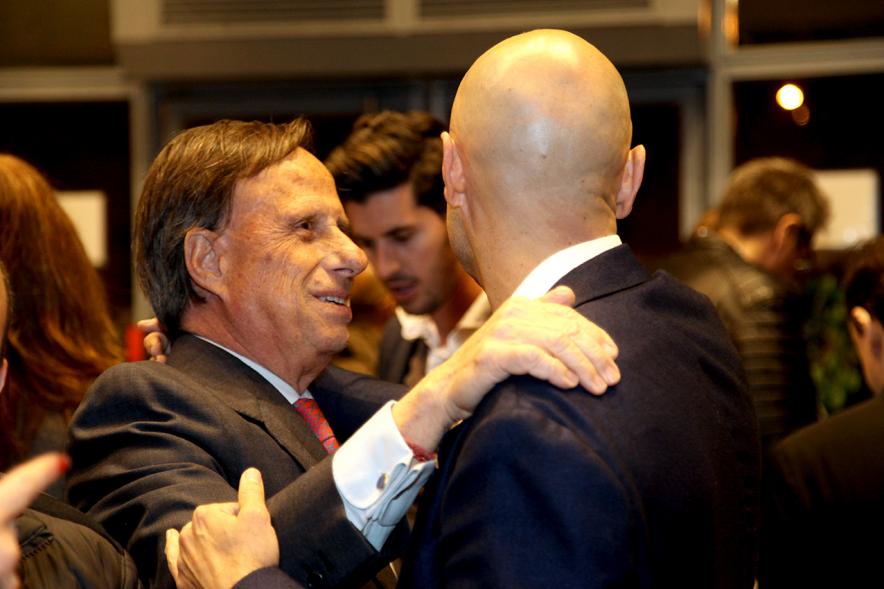 Gala Homenaje a la Solidaridad - Imagen del alcalde García de Vinuesa en el hall del Teatro saludando al empresario Cipri Quintas.