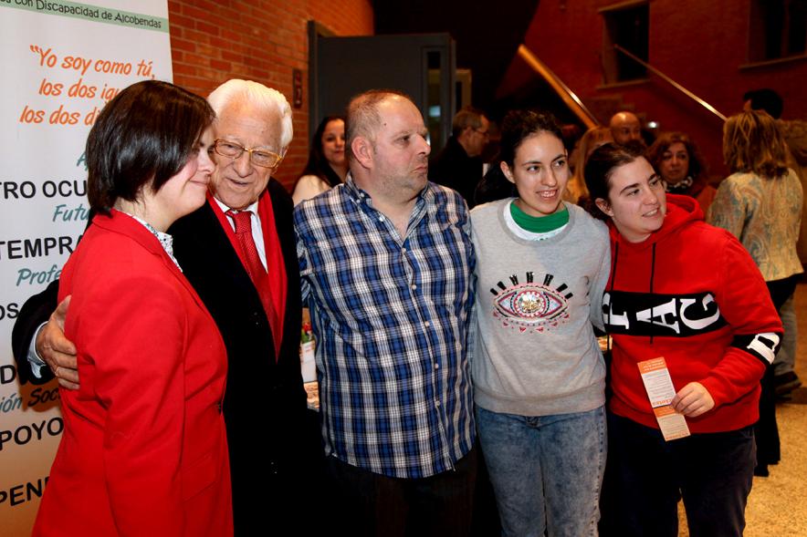 Gala Homenaje a la Solidaridad - Imagen del padre Ángel posando junto a una familia en el hall del teatro.