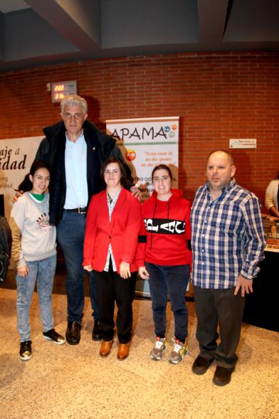 Gala Homenaje a la Solidaridad - Imagen de Fernando Romay posando junto a una familia en el hall del teatro.