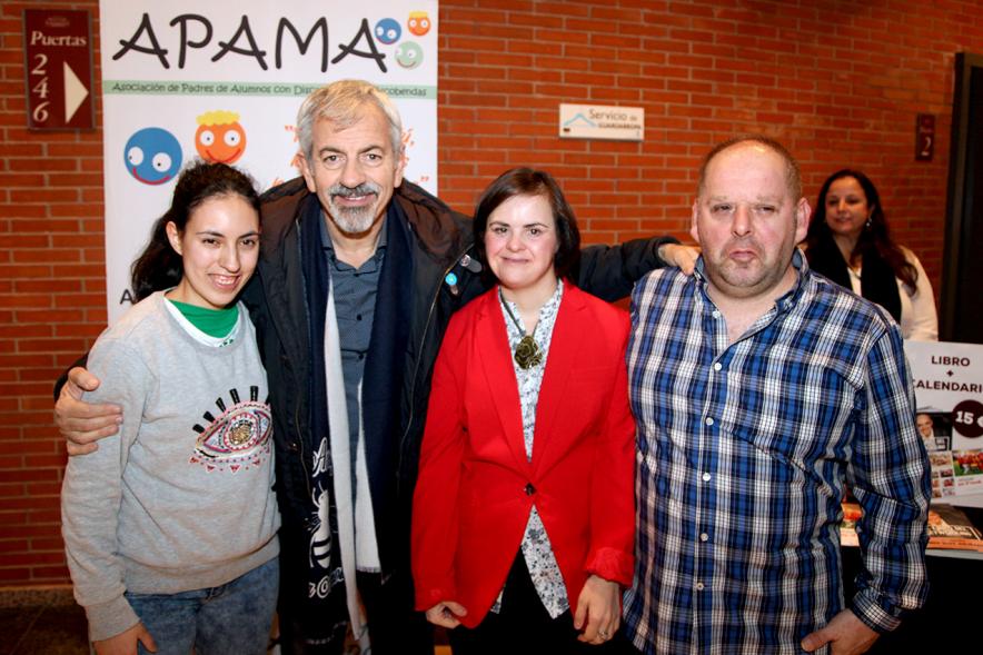 Gala Homenaje a la Solidaridad - Imagen del presentador Carlos Sobera posando junto a una familia en el hall del teatro.
