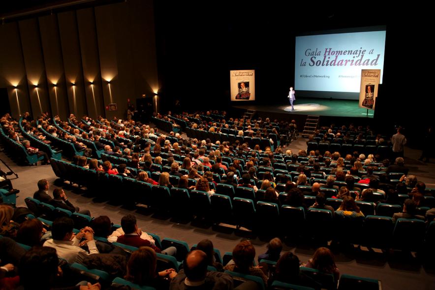 Gala Homenaje a la Solidaridad - Imagen de vista panorámica del patio de butacas y escenario del teatro.
