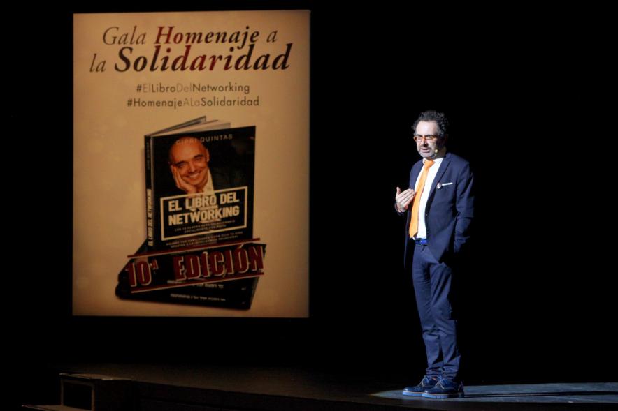 Gala Homenaje a la Solidaridad - Imagen del mago More en el escenario haciendo la presentación de la gala.