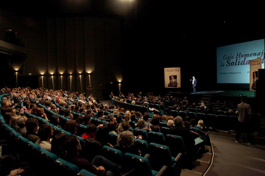 Gala Homenaje a la Solidaridad - Imagen de vista panorámica del patio de butacas y escenario del teatro.
