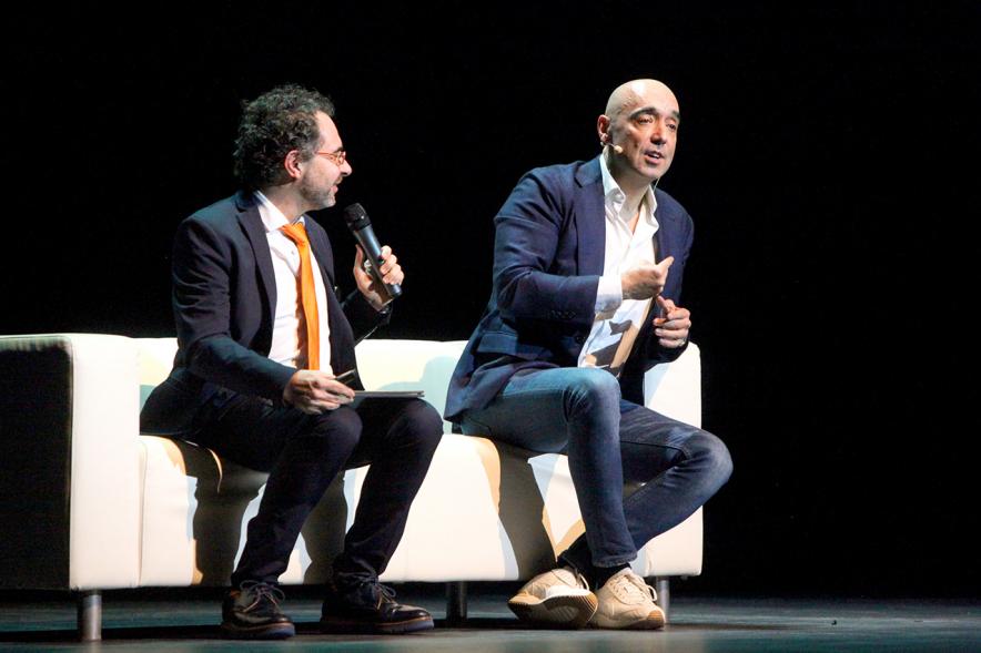 Gala Homenaje a la Solidaridad - Imagen del escenario, donde están sentados en un sofá charlando el mago More y el empresario Cipri Quintas.