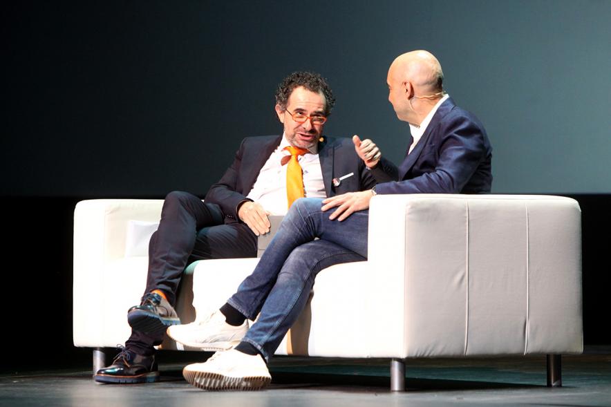 Gala Homenaje a la Solidaridad - Imagen del escenario, donde están sentados en un sofá charlando el mago More y el empresario Cipri Quintas, autor del libro ‘Libro del networking’.
