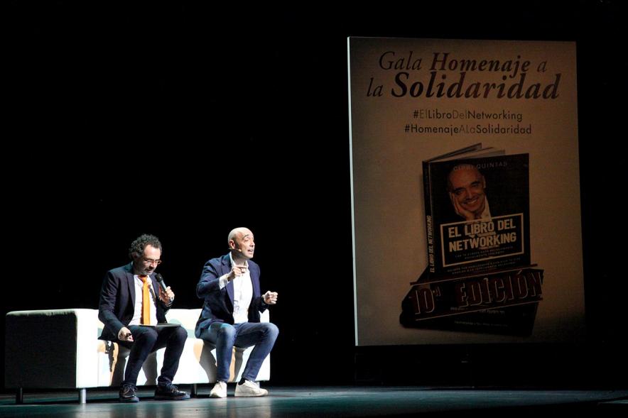 Gala Homenaje a la Solidaridad - Imagen del escenario, donde están sentados en un sofá el mago More y el empresario Cipri Quintas, autor del libro ‘Libro del networking’.