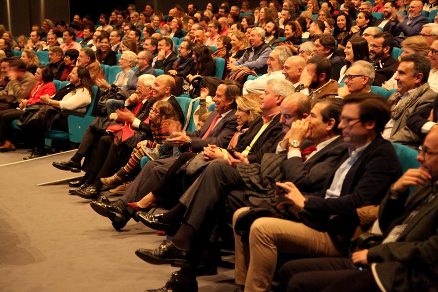 Gala Homenaje a la Solidaridad - Imagen del la primera fila de butacas, donde están sentadas las autoridades asistentes al acto, donde destacamos al alcalde García de Vinuesa.