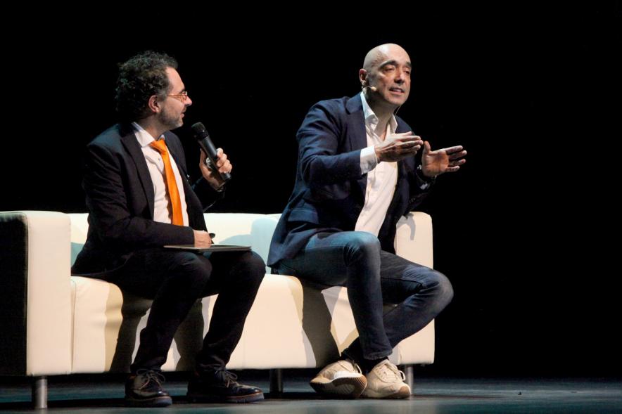 Gala Homenaje a la Solidaridad - Imagen del escenario, donde están sentados en un sofá charlando el mago More y el empresario Cipri Quintas.