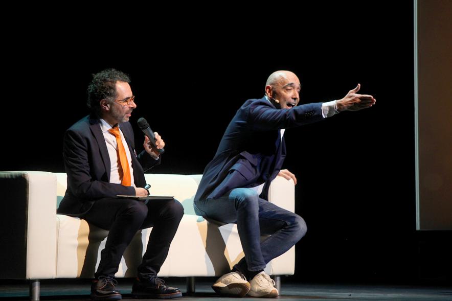 Gala Homenaje a la Solidaridad - Imagen del escenario, donde están sentados en un sofá charlando el mago More y el empresario Cipri Quintas.