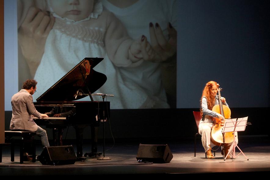 Gala Homenaje a la Solidaridad - Imagen de un momento de la actuación de Juan Antonio Simarro al piano a dúo con con su pareja al chelo.