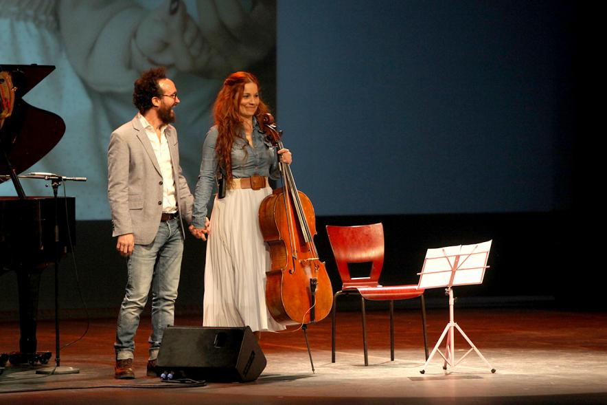 Gala Homenaje a la Solidaridad - Imagen del pianista Juan Antonio Simarro y de su pareja su pareja la chelista saludando al público después de su actuación.