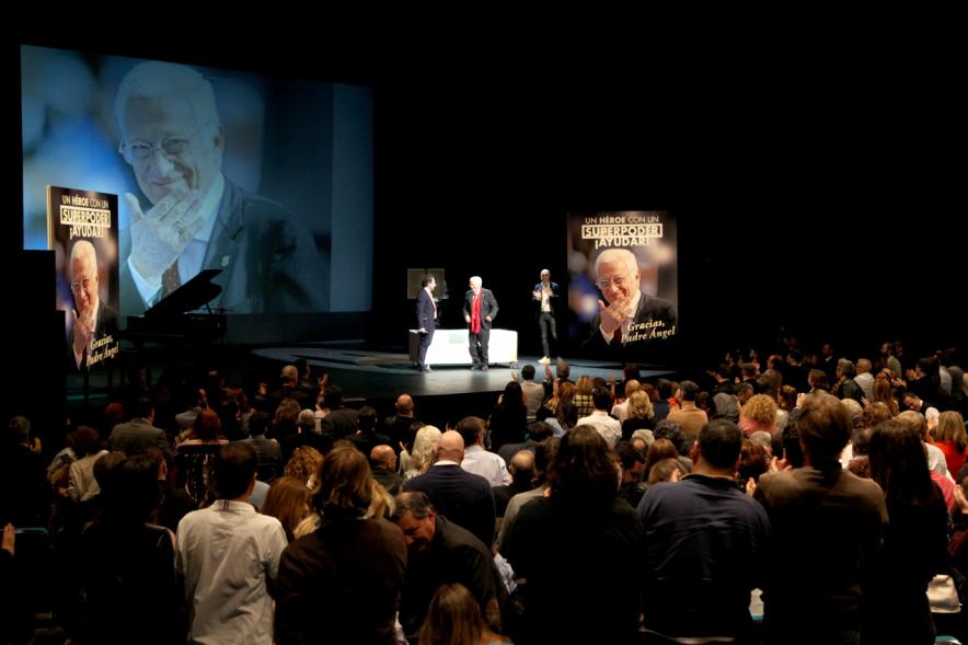Gala Homenaje a la Solidaridad - Imagen lejana del escenario.