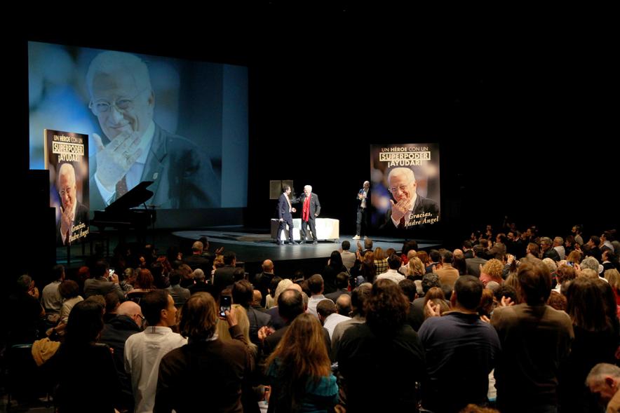 Gala Homenaje a la Solidaridad - Imagen del escenario, donde están charlando el mago More y el padre Ángel.