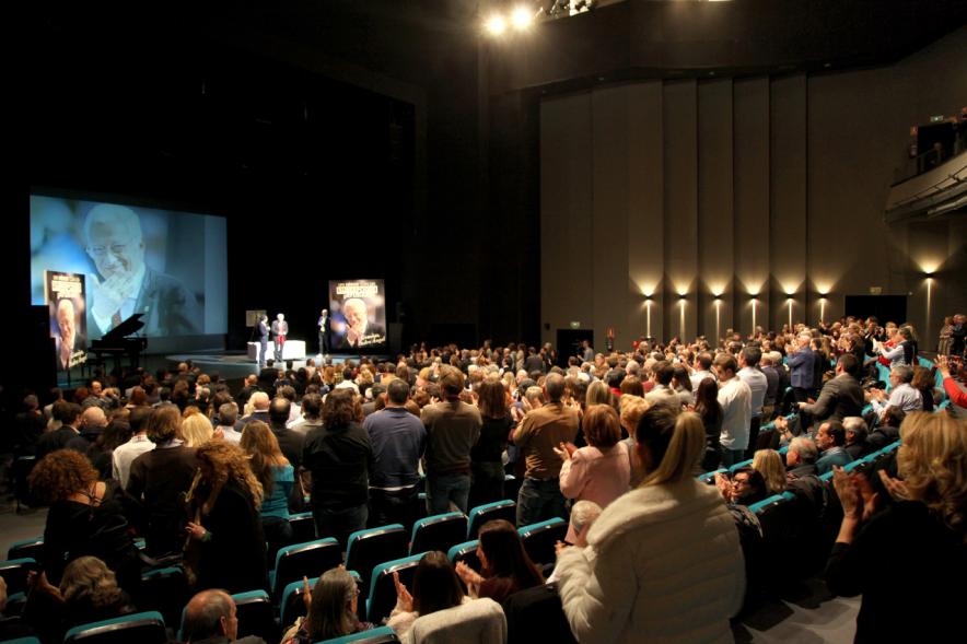 Gala Homenaje a la Solidaridad - Imagen del público asistente al teatro puesto en píe aplaudiendo.