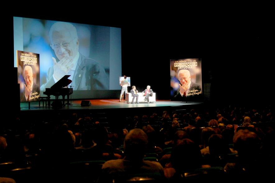 Gala Homenaje a la Solidaridad - Imagen lejana del escenario.