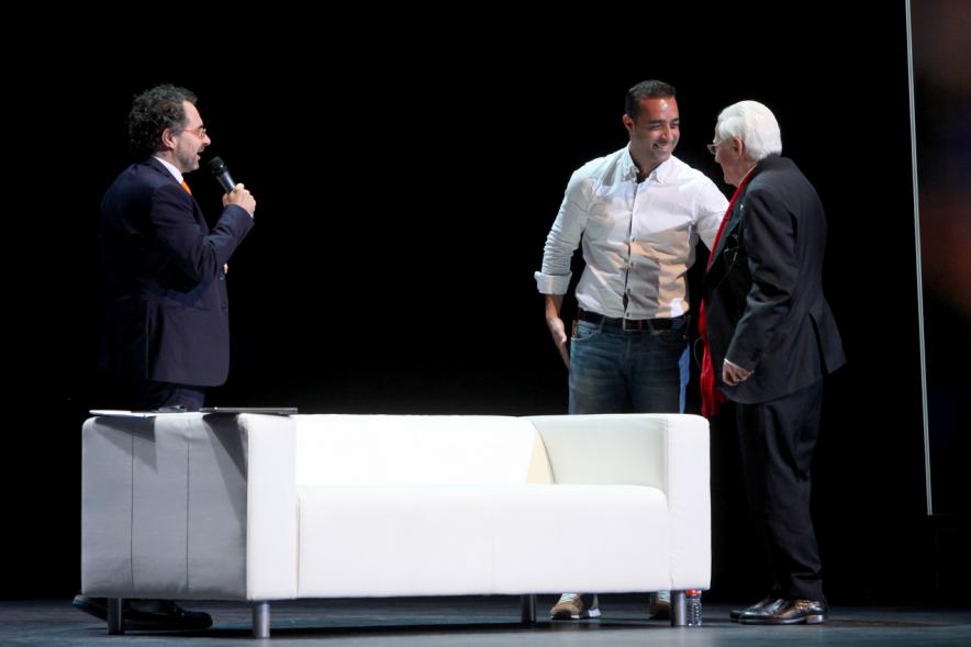 Gala Homenaje a la Solidaridad - Imagen del escenario donde se encuentran el mago More, el empresario Cipri Quintas y el padre Ángel.