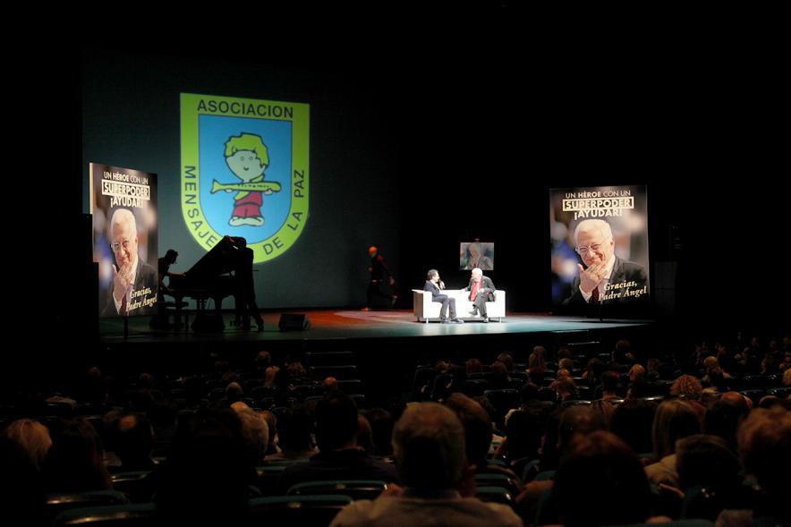Gala Homenaje a la Solidaridad - Imagen lejana del escenario.