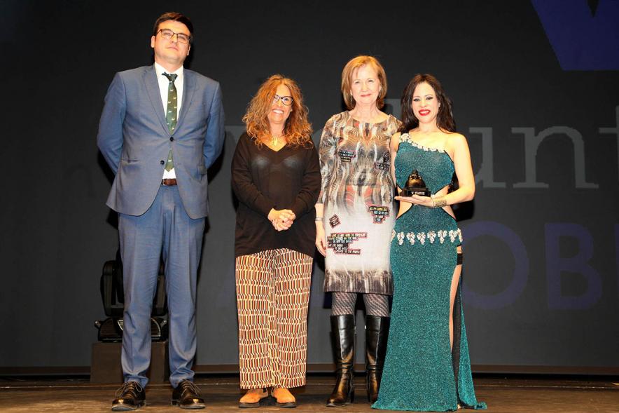 Representantes del Consistorio y galardonada. 