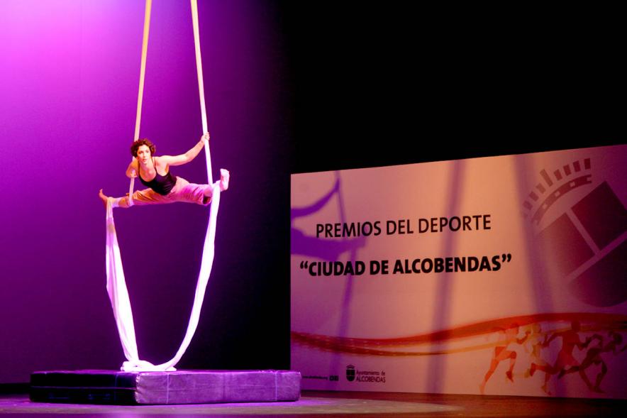 Gala del Deporte 2019 - Imagen central de una acróbata de las telas  con la proyección del cartel de la gala.