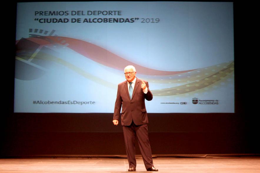 Gala del Deporte 2019 -  Primer plano de una autoridad deportiva en el escenario.