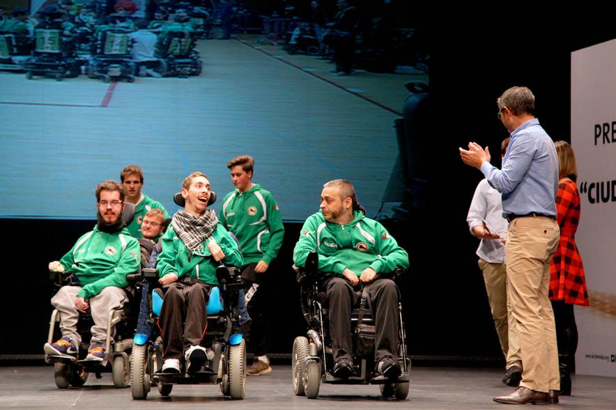 Gala del Deporte 2019 -  Imagen del aplauso del alcalde Sánchez Acera  a los deportistas en silla de ruedas.