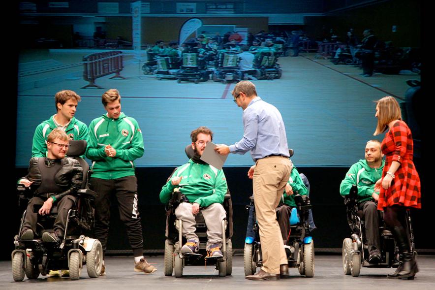Gala del Deporte 2019 - Imagen de la entrega de diplomas por parte del alcalde Sánchez Acera a varios deportistas paralímpicos.