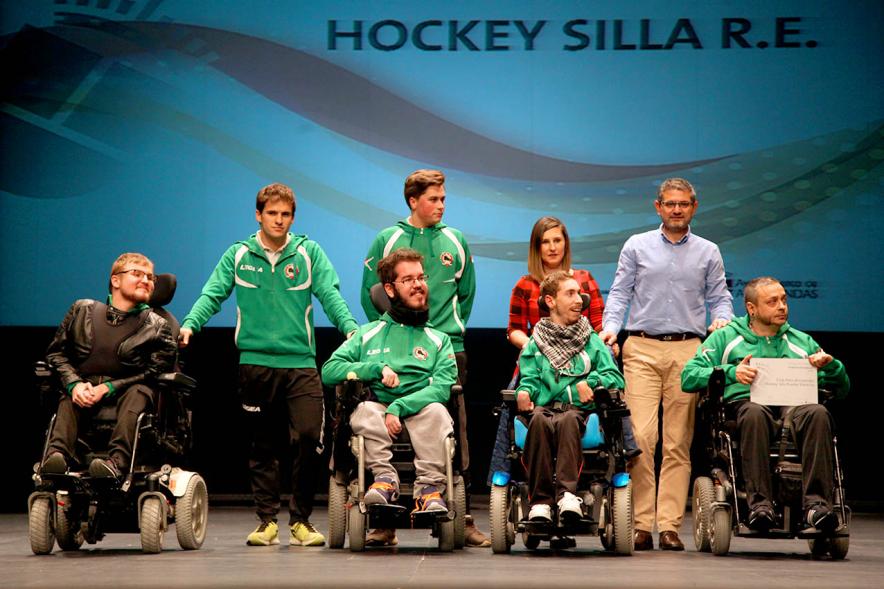 Gala del Deporte 2019 - Posado del alcalde Sánchez Acera con el equipo de Hockey en  silla de ruedas. 