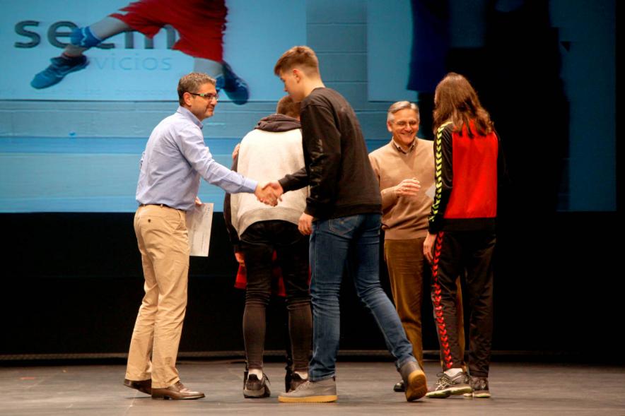 Gala del Deporte 2019 - Imagen del saludo del  alcalde Sánchez Acera  y varios corporativos municipales  a varios deportistas premiados.
