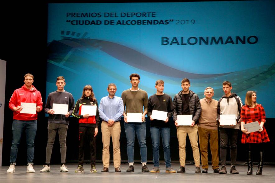Gala del Deporte 2019 - Posado del equipo de balonmano  premiado, con el alcalde Sánchez Acera y varios corporativos municipales.