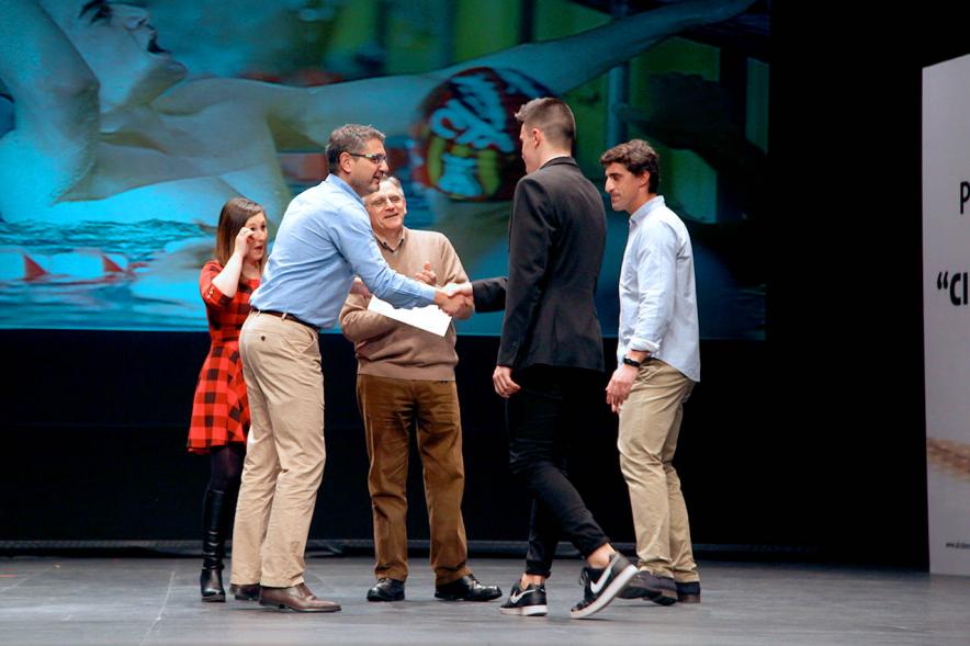 Gala del Deporte 2019 -  Imagen de la entrega de diplomas por parte del alcalde Sánchez Acera a varios deportistas premiados.