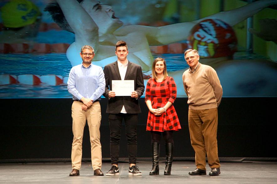 Gala del Deporte 2019 -  Posado del alcalde Sánchez Acera, con un deportista premiado y varios corporativos municipales.