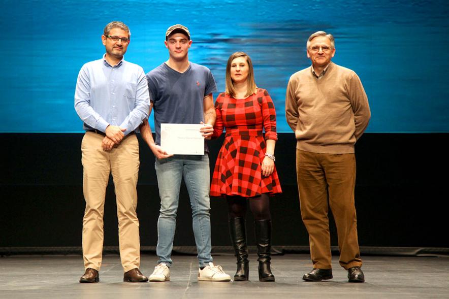 Gala del Deporte 2019 - Posado del alcalde Sánchez Acera, con un deportista premiado  y varios corporativos municipales.