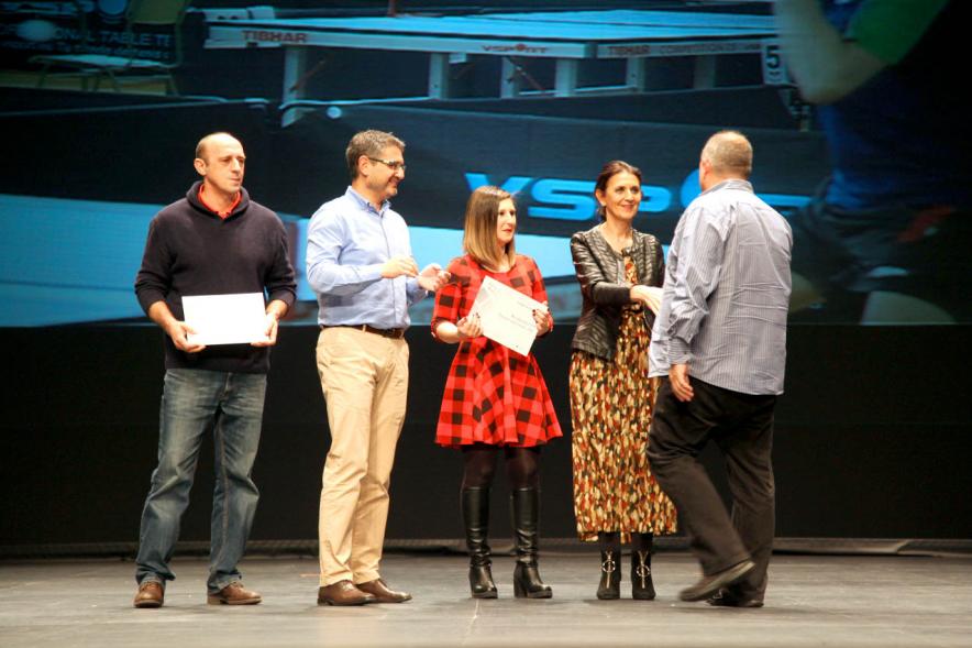 Gala del Deporte 2019 - Posado del alcalde Sánchez Acera, con un deportista  premiado  y varios corporativos municipales. 