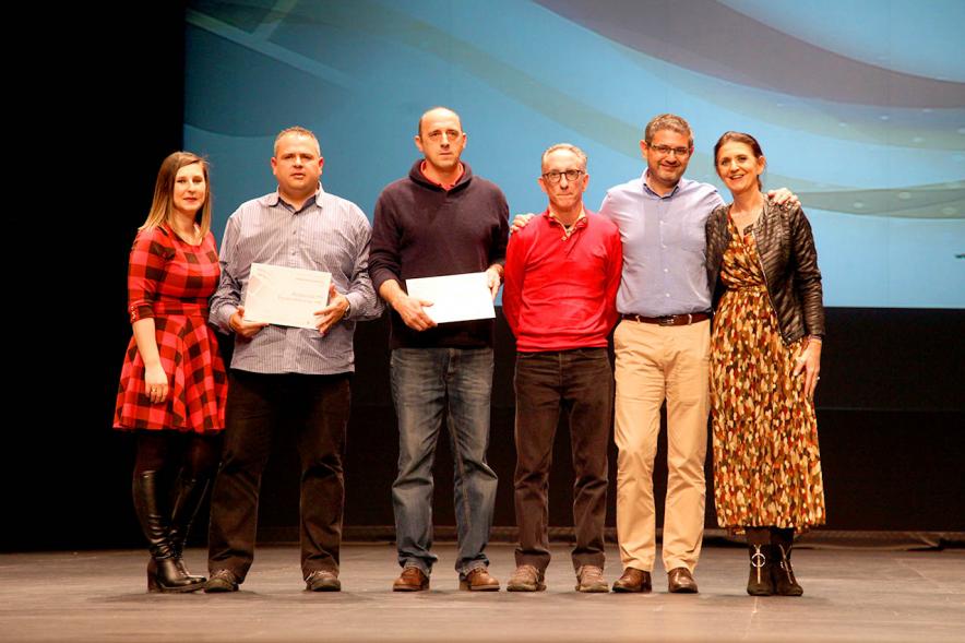 Gala del Deporte 2019 -  Posado del alcalde Sánchez Acera, a dos  deportistas premiados  y varios corporativos municipales. 