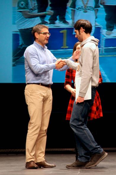 Gala del Deporte 2019 -Imagen del saludo del  alcalde Sánchez Acera a un  deportista premiado.