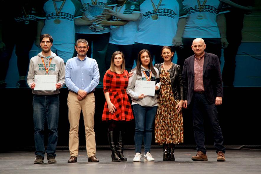 Gala del Deporte 2019 - Posado de dos deportistas premiados  con el alcalde Sánchez Acera y los representantes  del ayuntamiento.