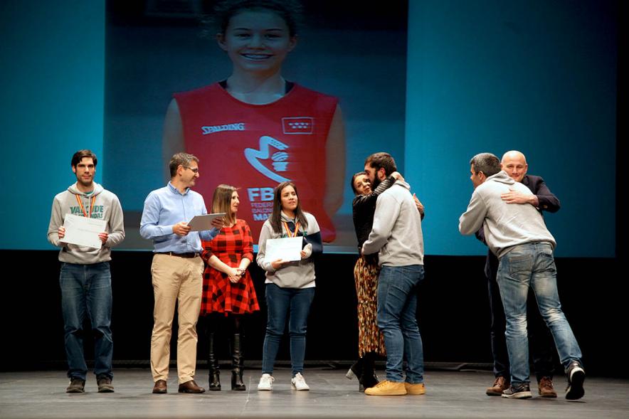 Gala del Deporte 2019 - Imagen de la felicitación del alcalde Sánchez Acera  junto a varios representantes municipales a un grupo de deportistas.