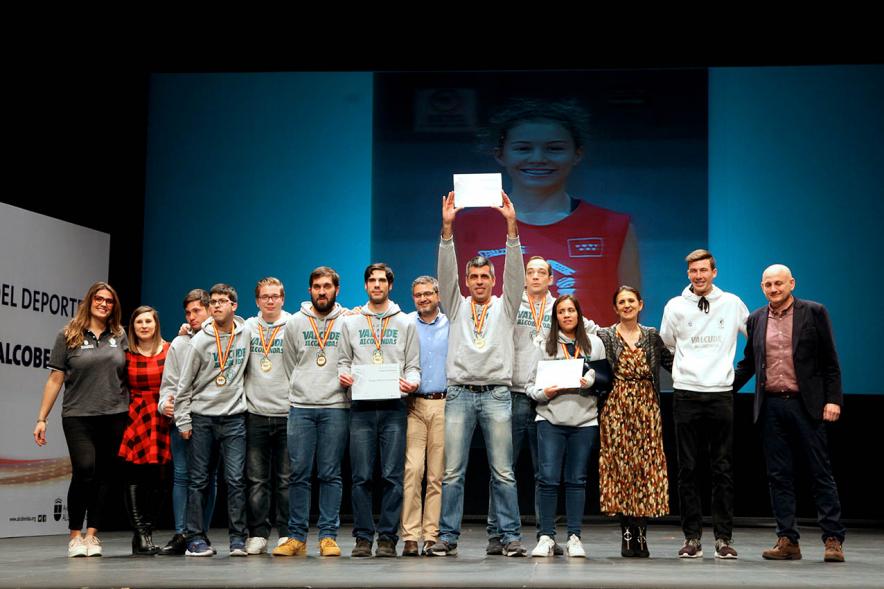 Gala del Deporte 2019 - Roberto Chinchilla levanta el diploma concedido a su equipo junto al alcalde Sánchez Acera y varios representantes municipales.