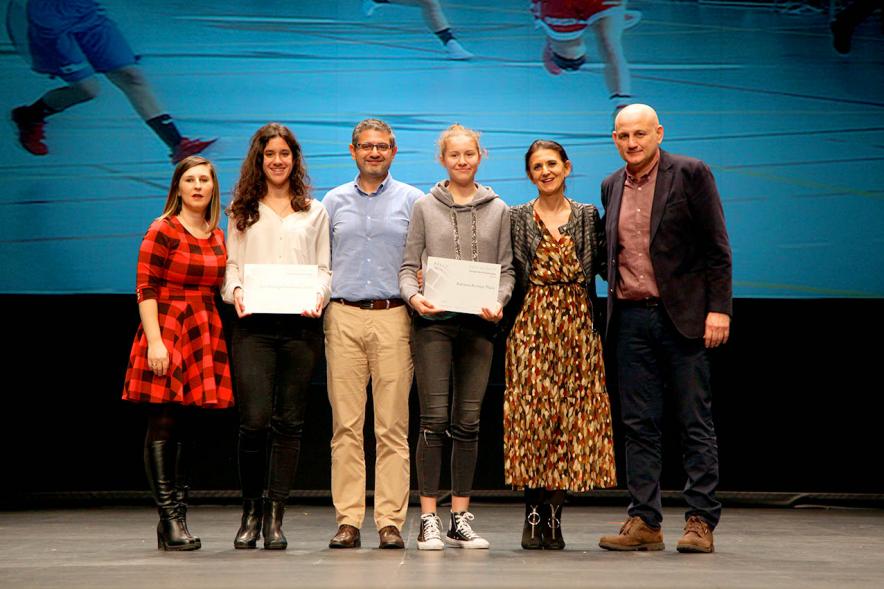 Gala del Deporte 2019 - Posado de dos deportistas premiados  con el alcalde Sánchez Acera y los representantes  del ayuntamiento.