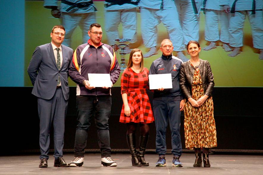 Gala del Deporte 2019 - Posado de dos deportistas premiados con los representantes  del ayuntamiento.