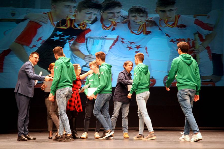 Gala del Deporte 2019 - Imagen del saludo del vice alcalde Arranz junto a la concejal y  Eduardo Andradas,  a un equipo  premiado.
