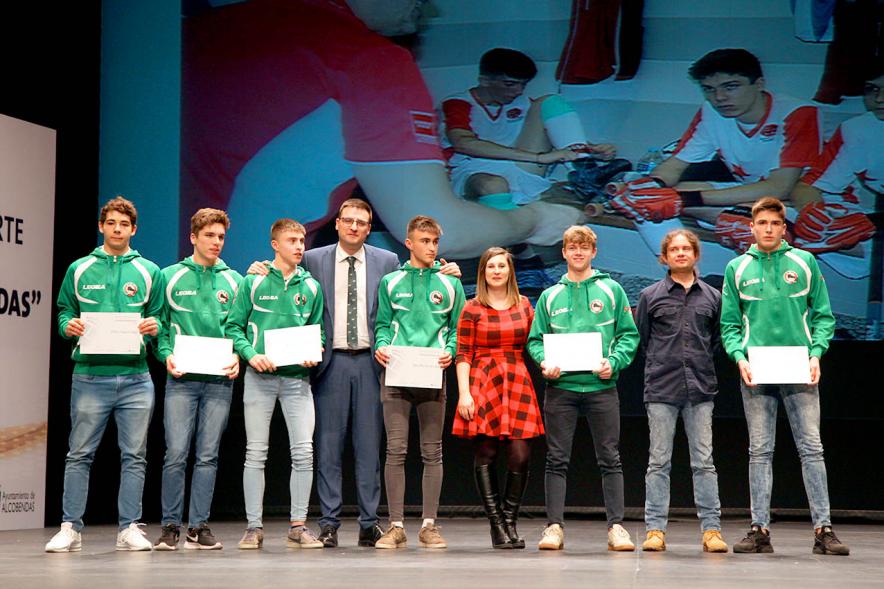 Gala del Deporte 2019 - Posado del equipo de Hockey premiado, con el vice alcalde Arranz, la concejal de deportes y Eduardo Andradas.